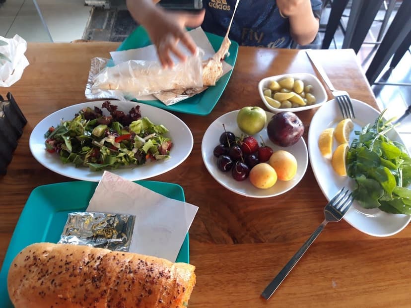 Tantuni, mevsim salata ve taze meyve tabağı