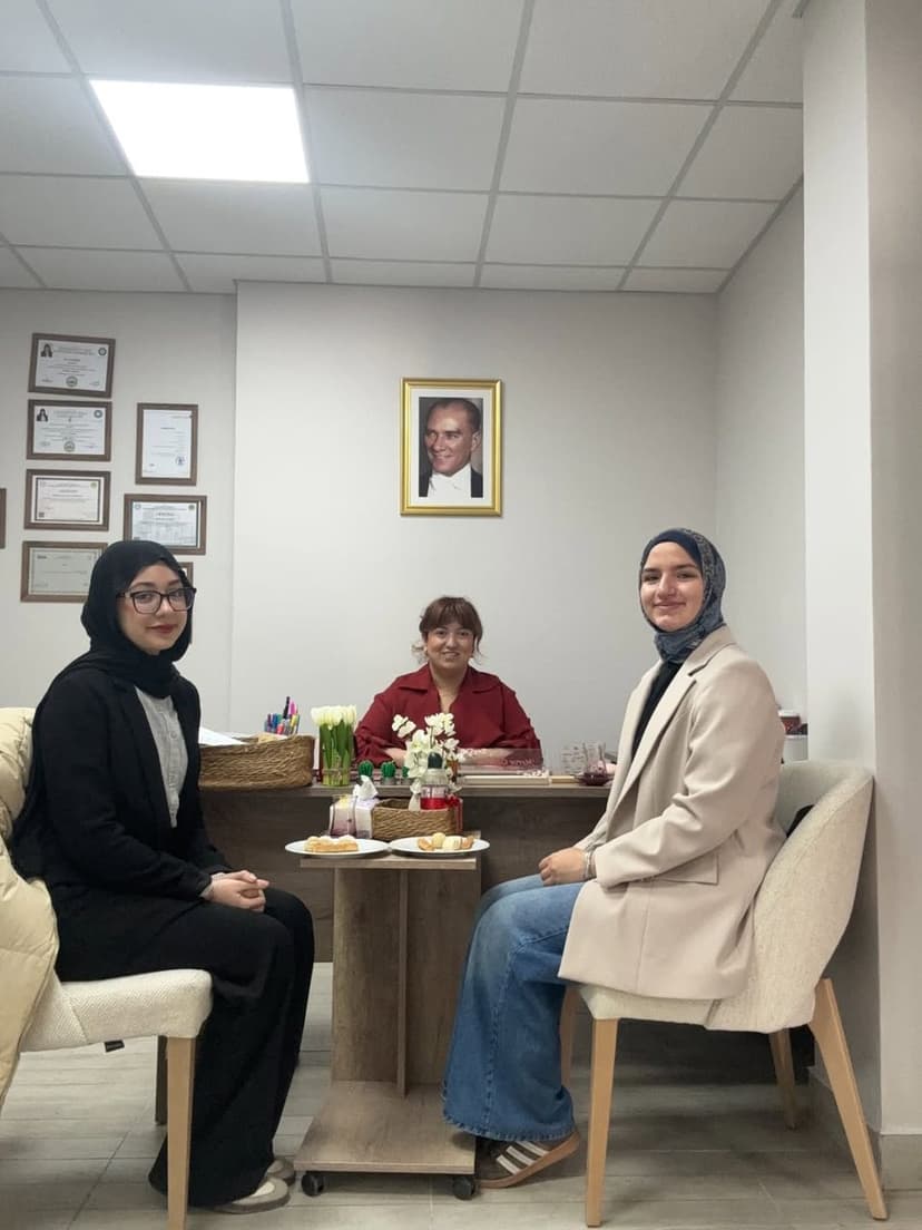Danışmanlık ofisinde öğrencilerle görüşme