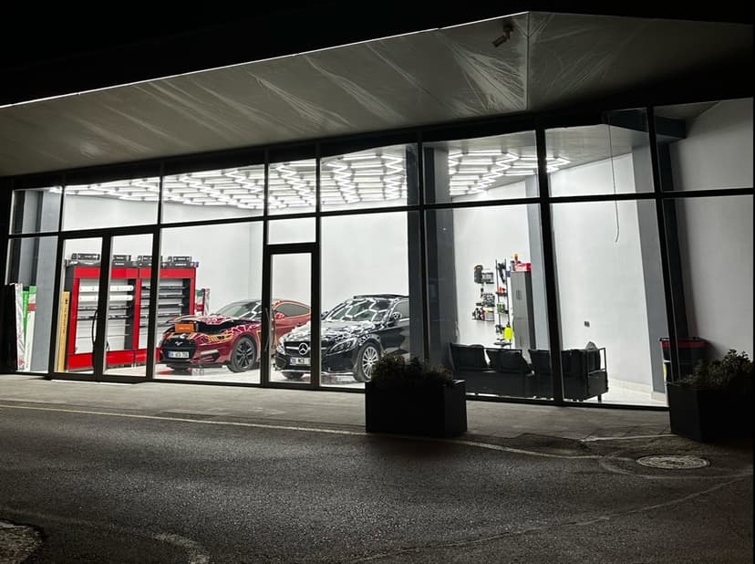Luxury Detailing Centre mağaza cephesi (gece görünümü)