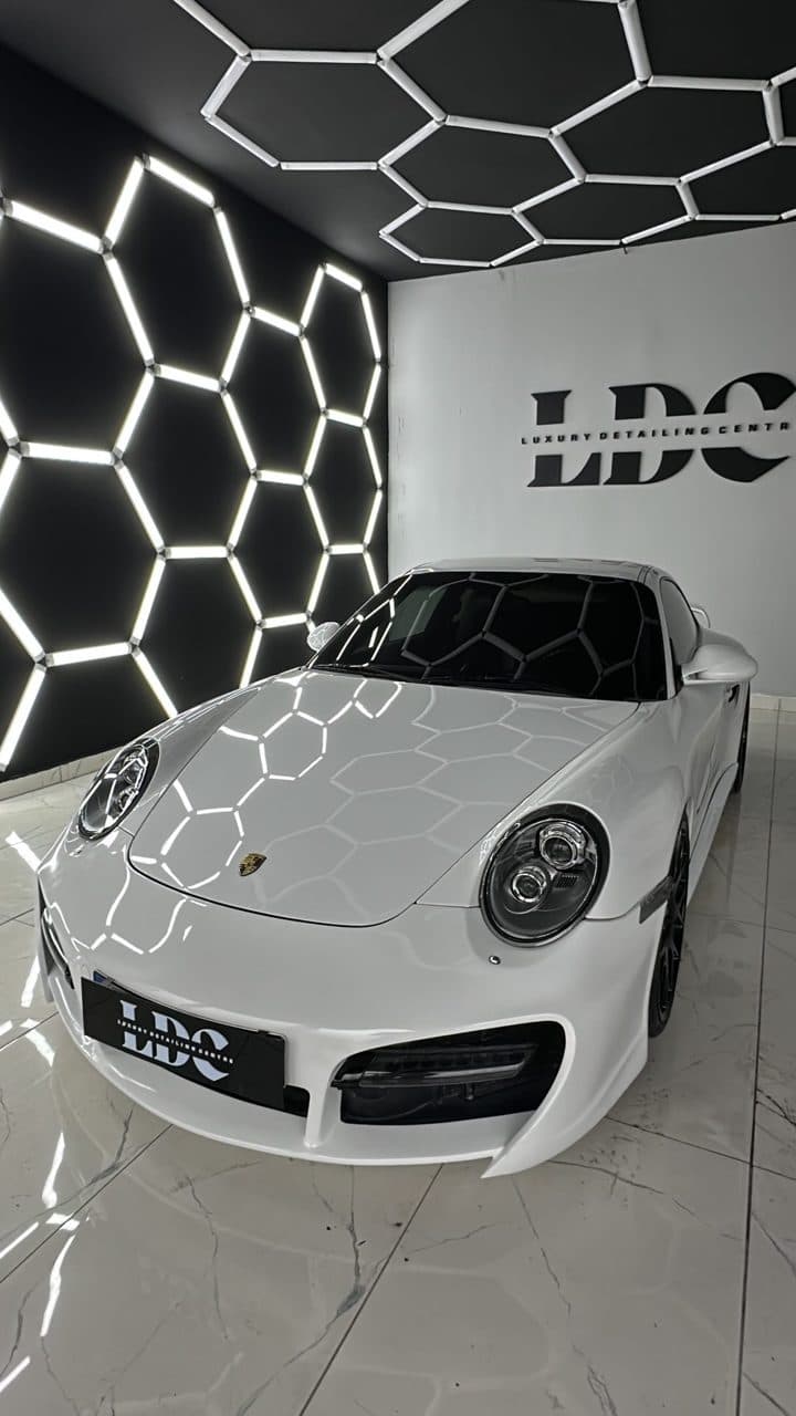Detaylı bakım sonrası araç — showroom