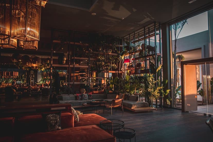 Sıcak ışıklı lounge oturma alanı (temsili görsel)