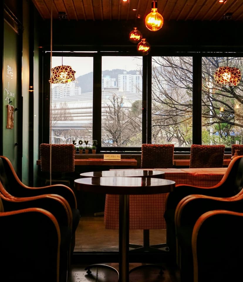 Tuğla duvarlı sıcak lounge köşesi (temsili görsel)