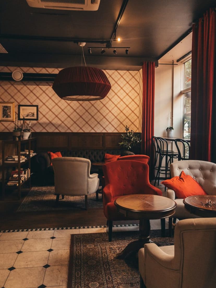 Bitkilerle çevrili şık lounge ortamı (temsili görsel)