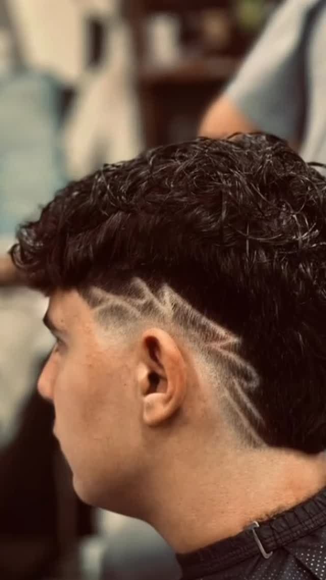 Saç dizaynlı fade kesim, yakın çekim