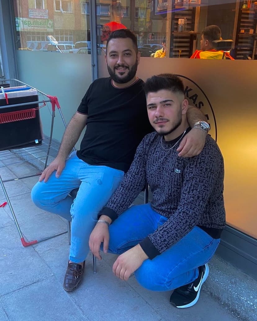 Dükkân önünde ekip