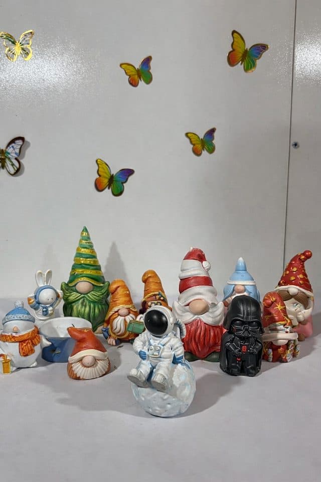 Vitrindeki süs eşyası ve biblo koleksiyonu