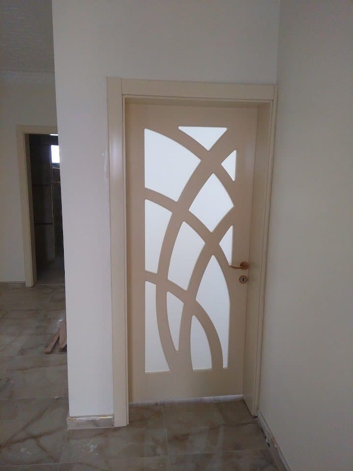 Desenli cam detaylı ahşap kapı