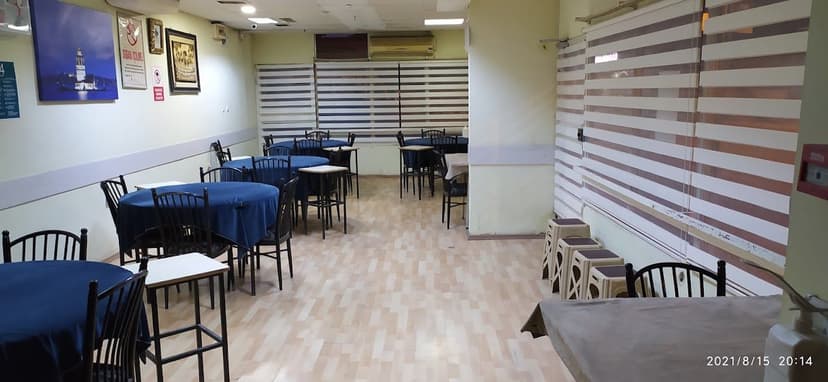 Merkez Çay Evi akşam görünümü ve dış oturma alanı