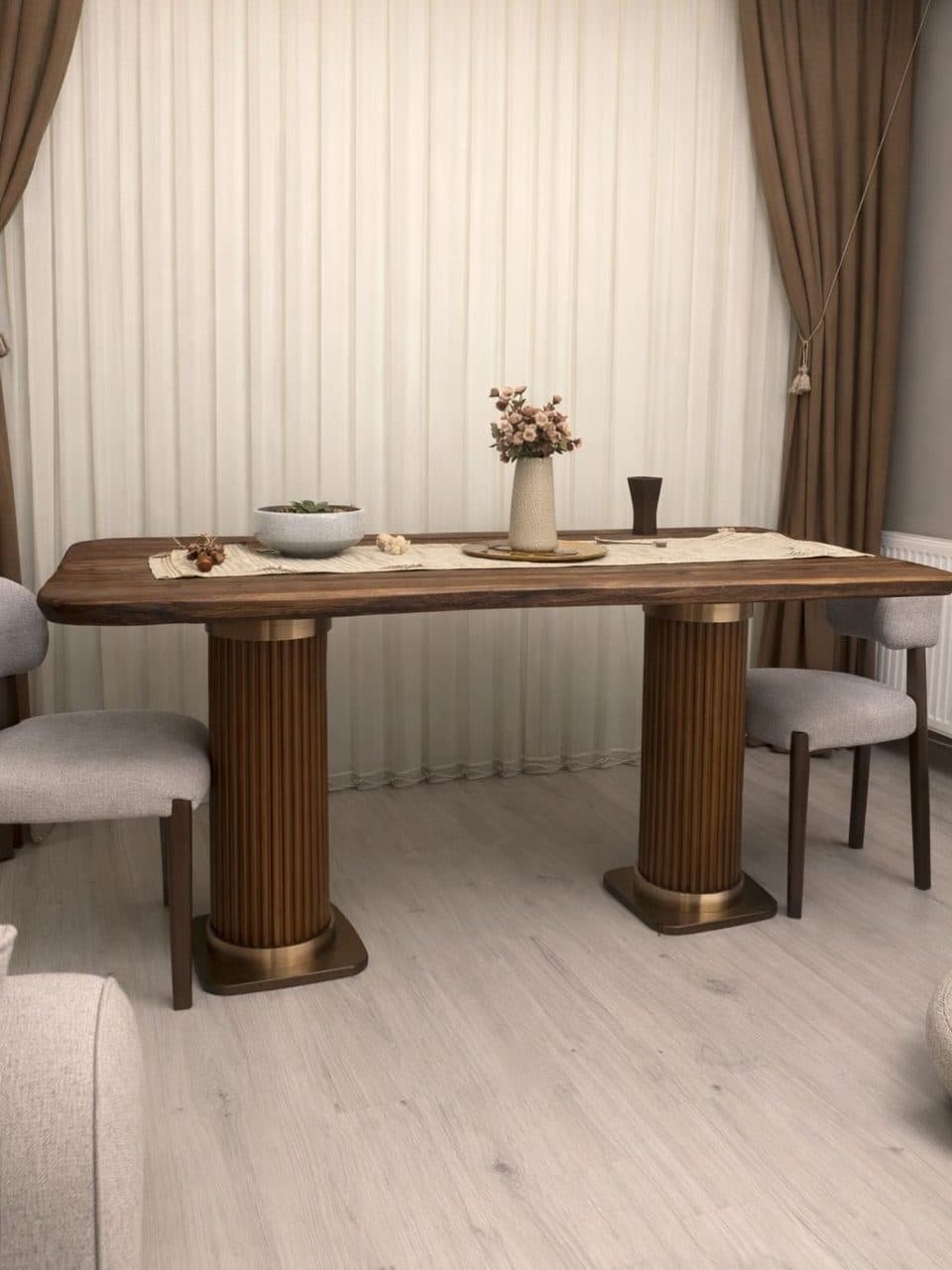 Ahşap ayaklı özel tasarım yemek masası