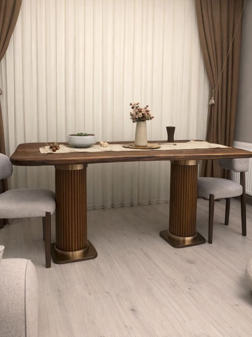 Ahşap ayaklı özel tasarım yemek masası