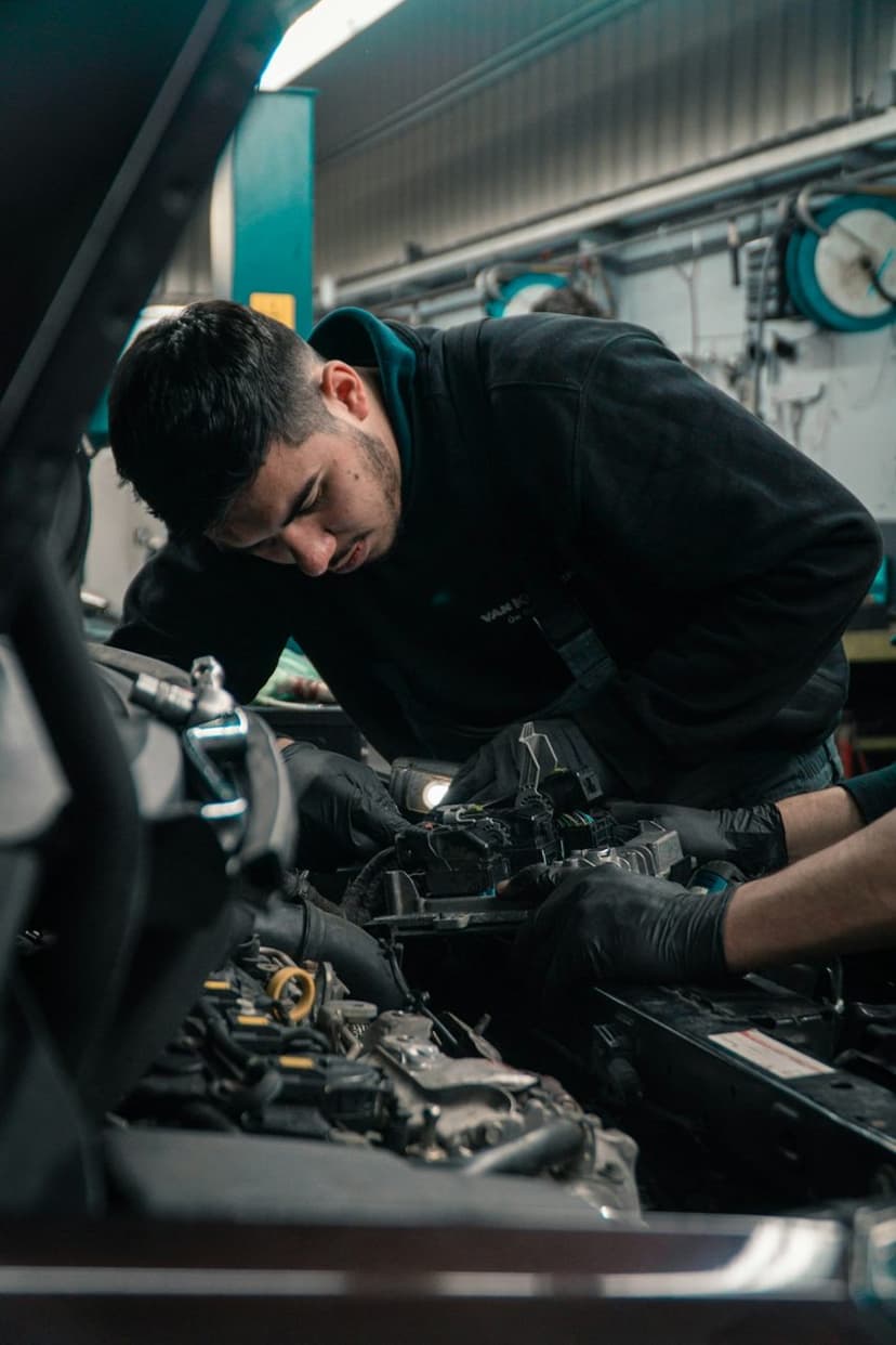 Motor bakımı yapan teknisyen (temsili görsel)