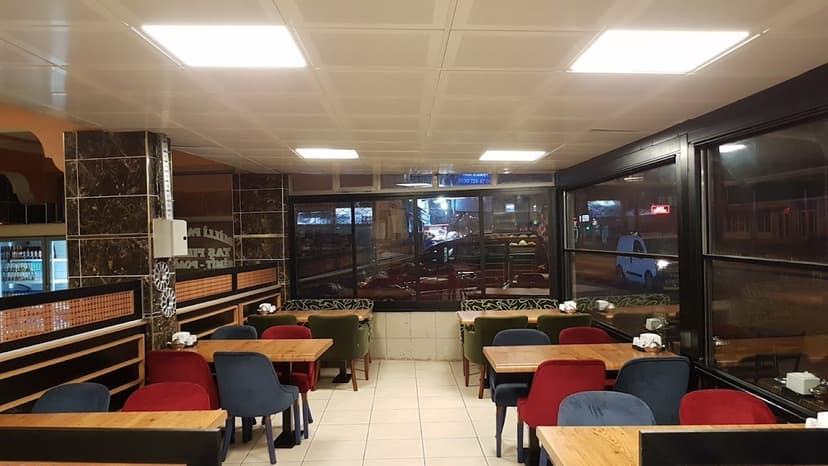 Milli Pastane iç mekan — oturma alanı