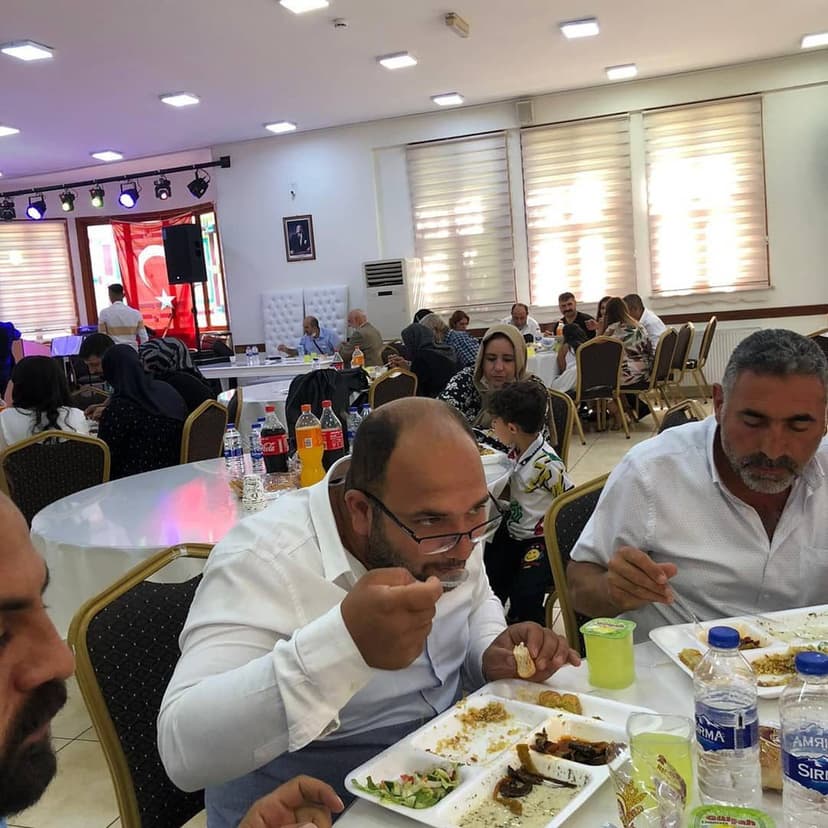 Toplu yemek organizasyonunda misafirlere servis