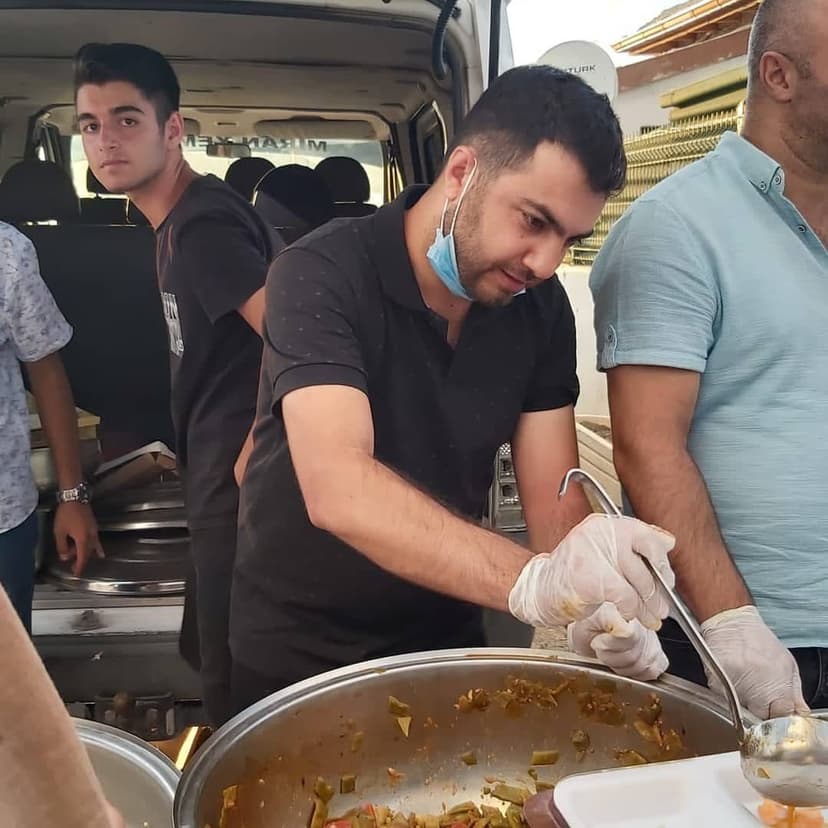 Ekip, kazandan sıcak yemek servisi yaparken