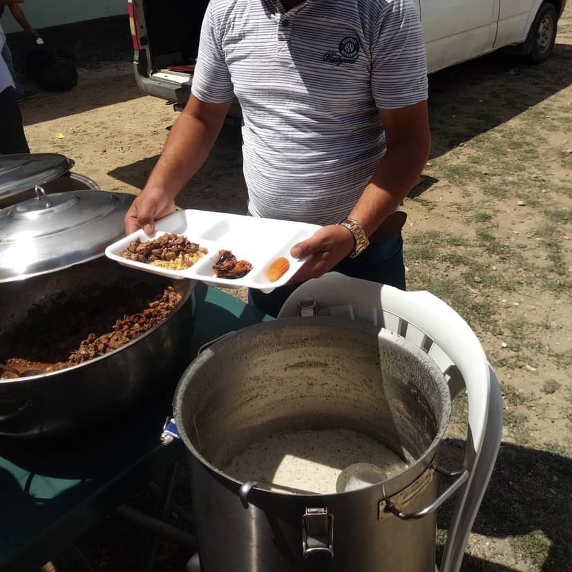 Tabakta hazırlanan sıcak yemek servisi