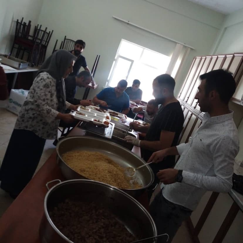 İş yerinde büyük kazanlardan yemek dağıtımı