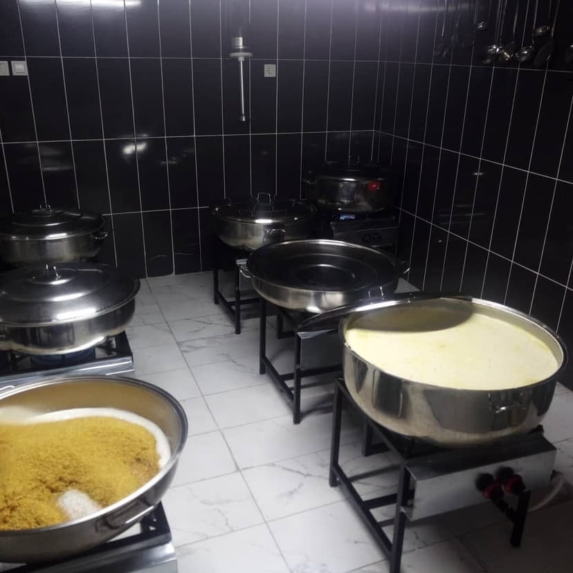 Mutfakta büyük kazanlarda toplu yemek hazırlığı