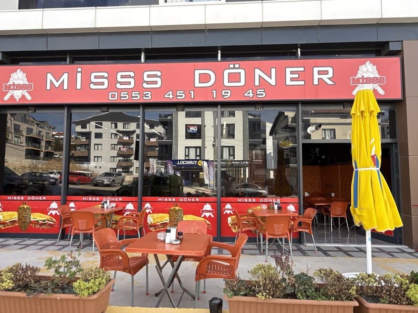 Misss Döner dükkân cephesi ve dış oturma alanı