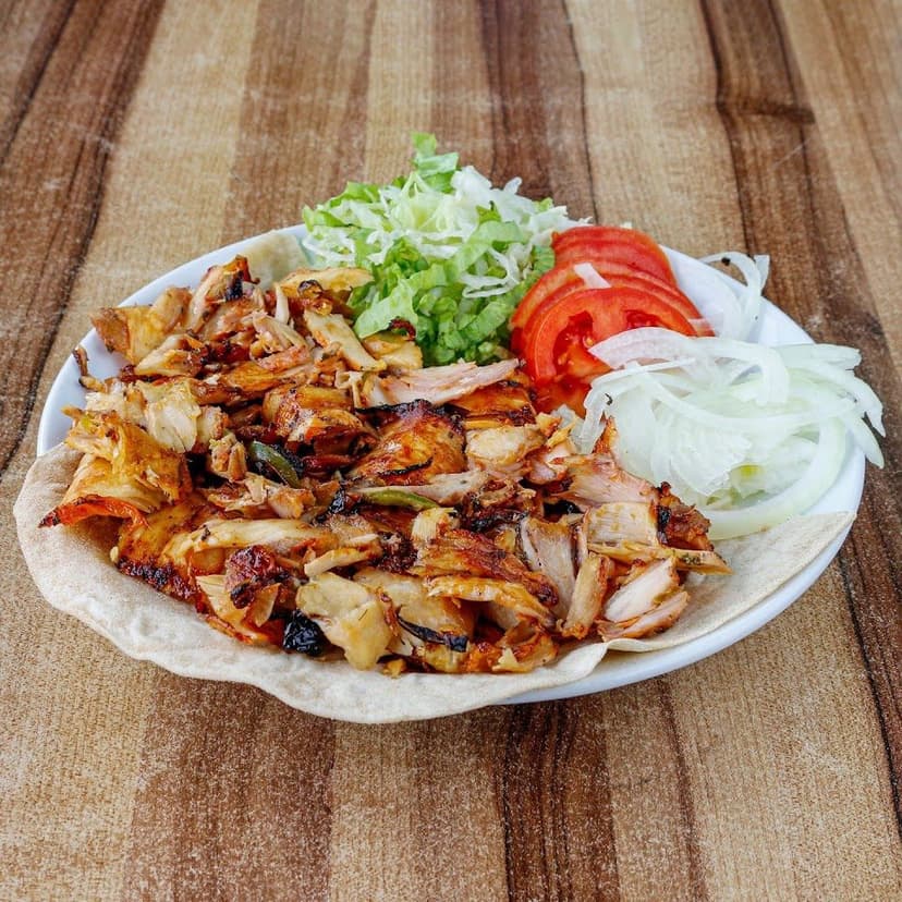 Tavuk döner tabağı — marul, domates ve soğanla