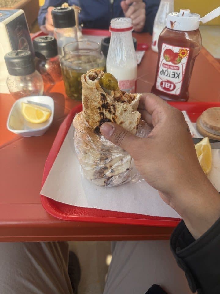 Dürüm servisi, limon ve ketçapla