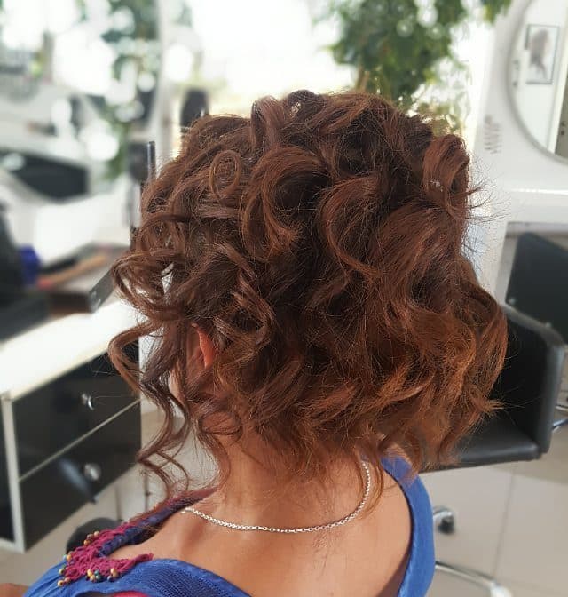 Kıvırcık topuz saç modeli