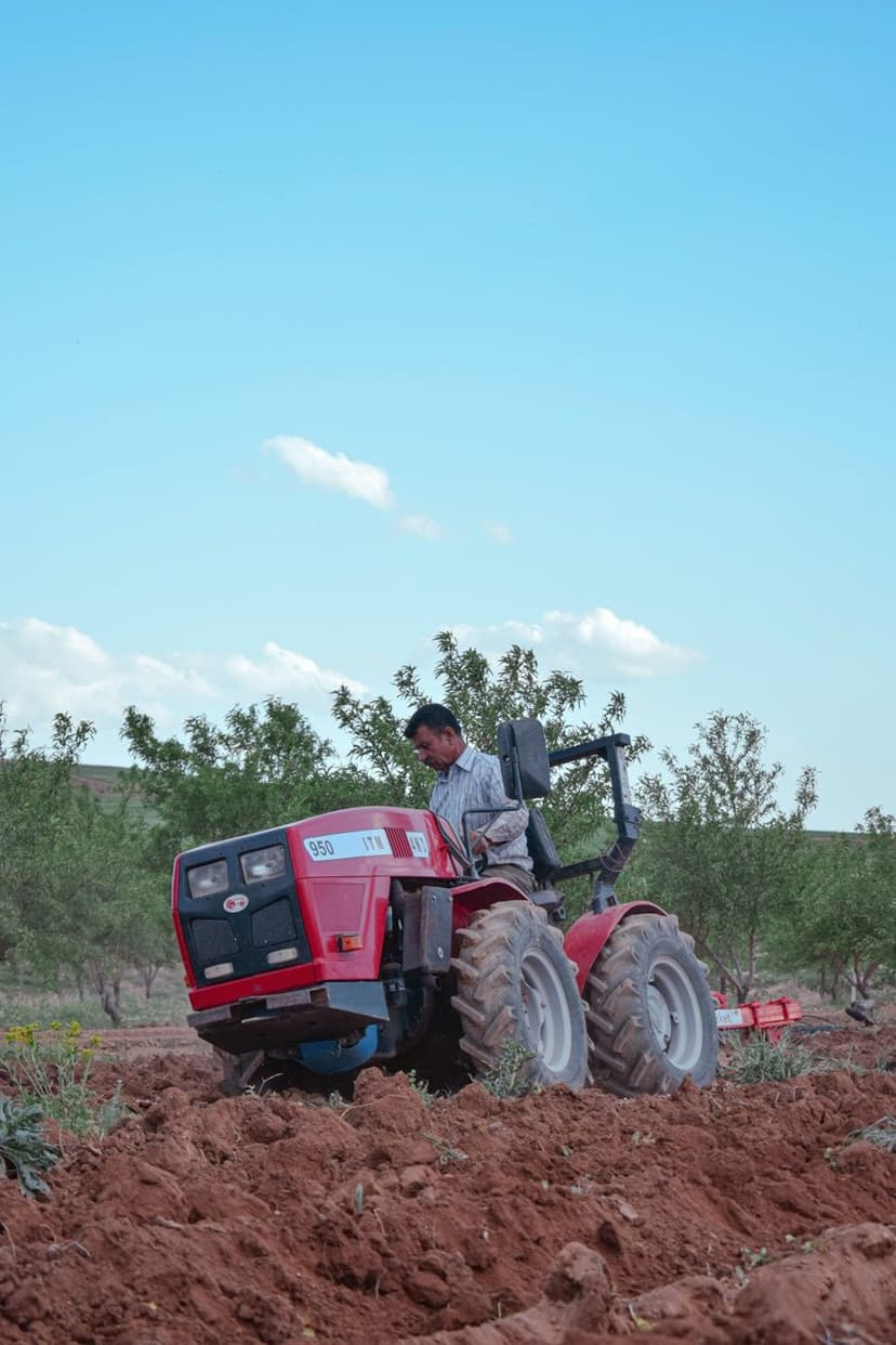 Traktörle toprak sürme çalışması (temsili görsel)