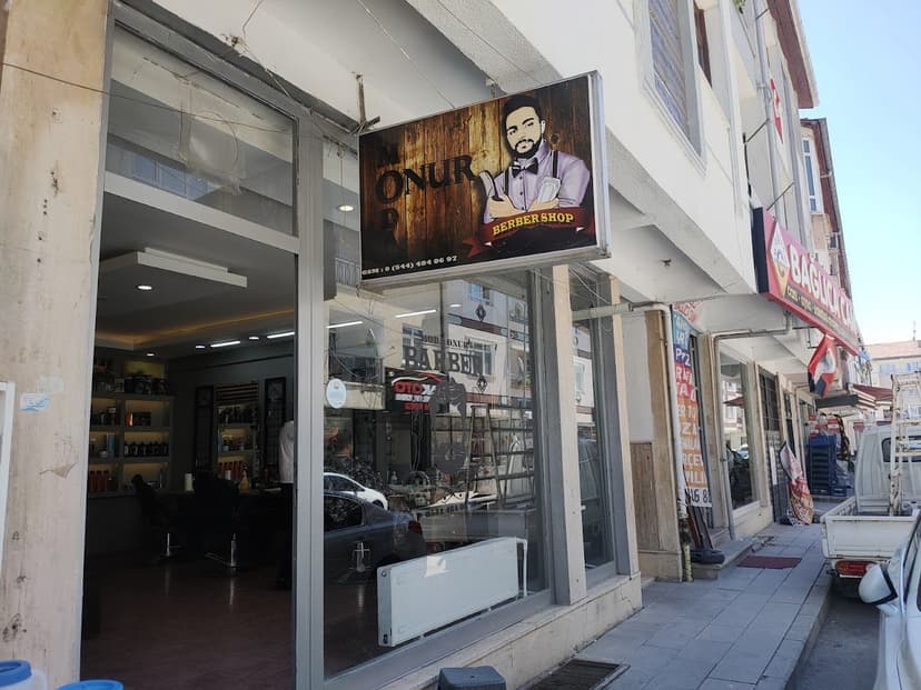 Moda Onur Berber Shop dükkân girişi