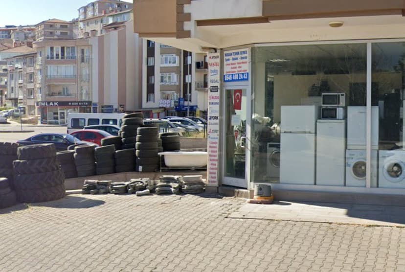 Dükkân girişi ve tabela (Google Street View)