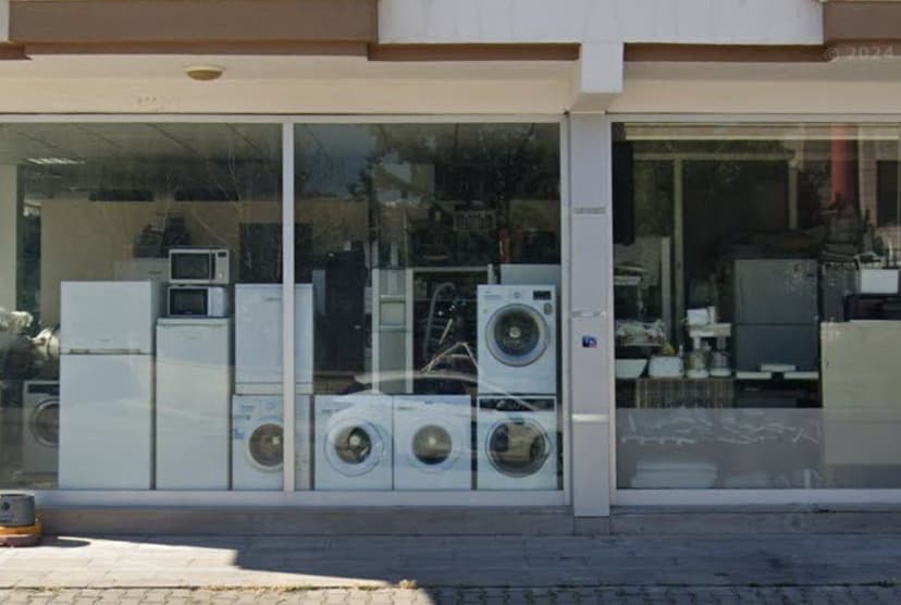 Vitrindeki çamaşır makinesi ve buzdolabı sergisi (Google Street View)