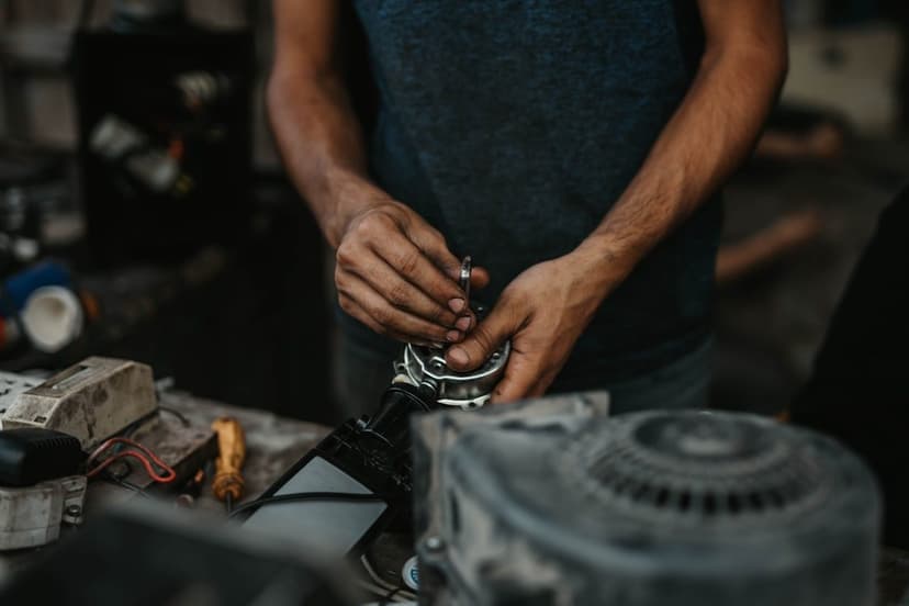 Teknisyen küçük motor onarımı yaparken (temsili görsel)