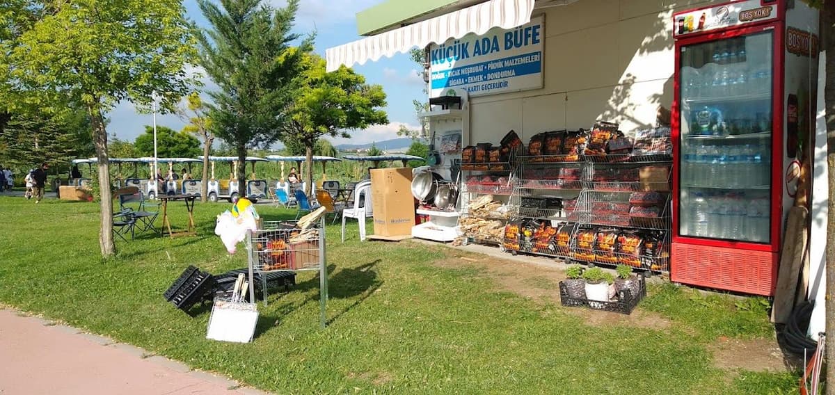 Mogan Küçük Ada Büfe tabelası ve dükkân cephesi