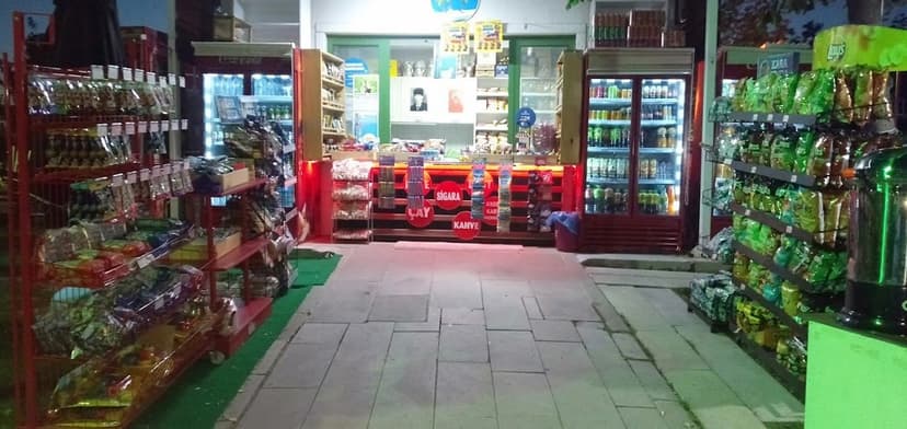 Büfe iç mekân — sigara, çay, kahve reyonu