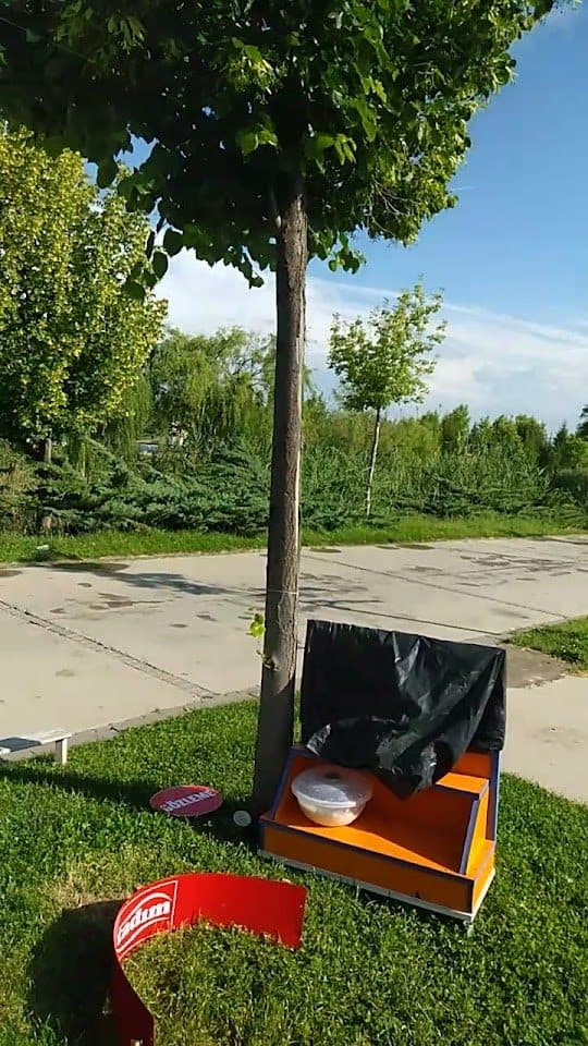 Büfe önü — piknik kömürü ve soğuk içecek dolabı