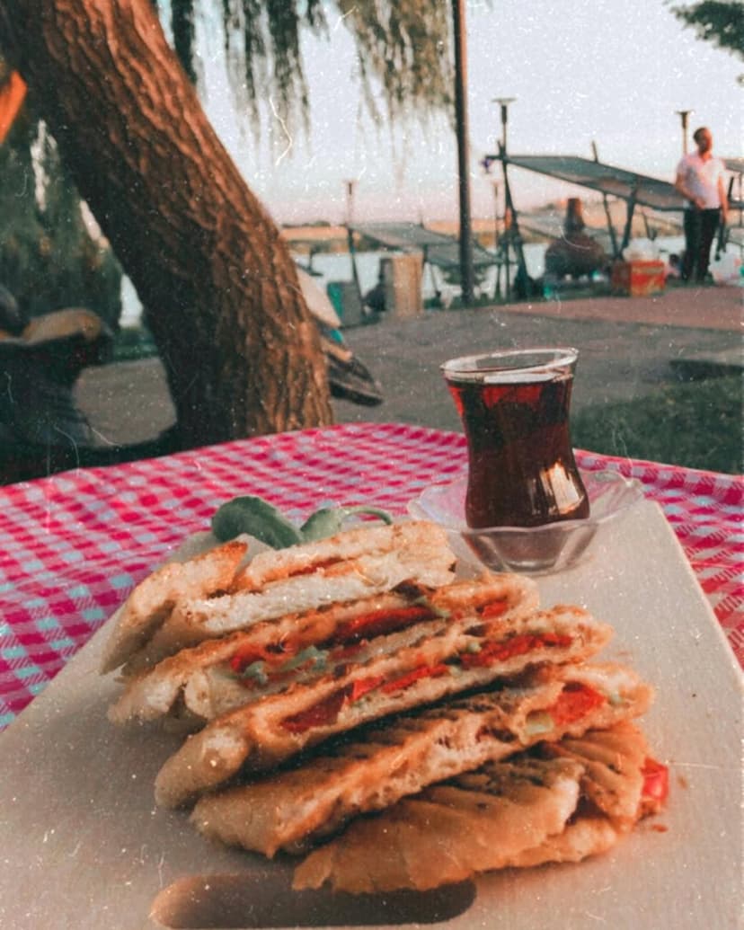 Göl manzarasına karşı çay ve tost molası