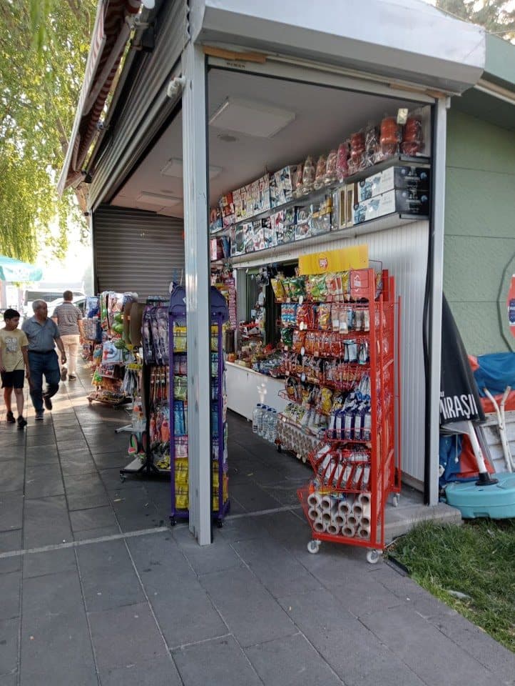 Büfe rafları — atıştırmalık ve içecek çeşitleri