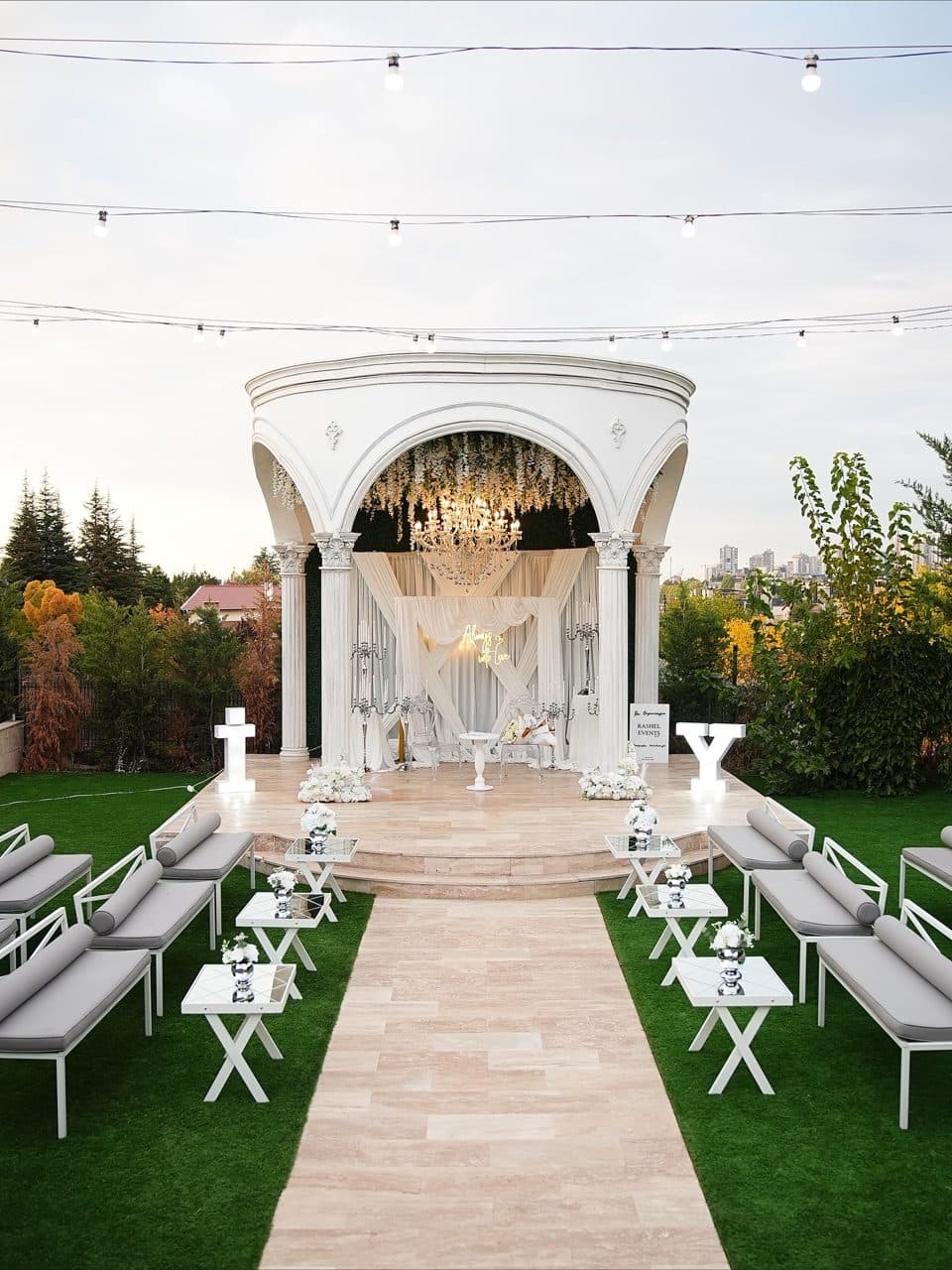 Beyaz kemerli nikah alanı ve davet düzeni