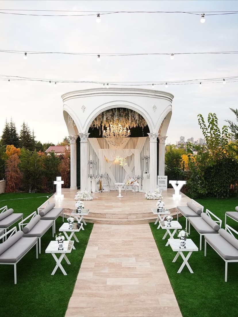 Beyaz kemerli nikah alanı ve davet düzeni