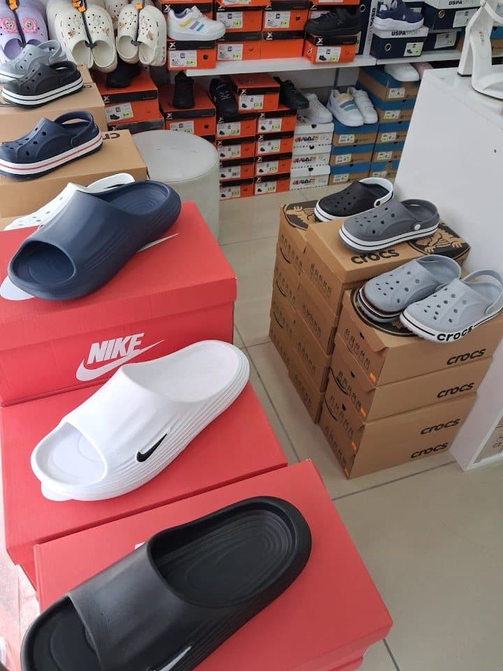 Nike ve Crocs terlik-sandalet reyonu