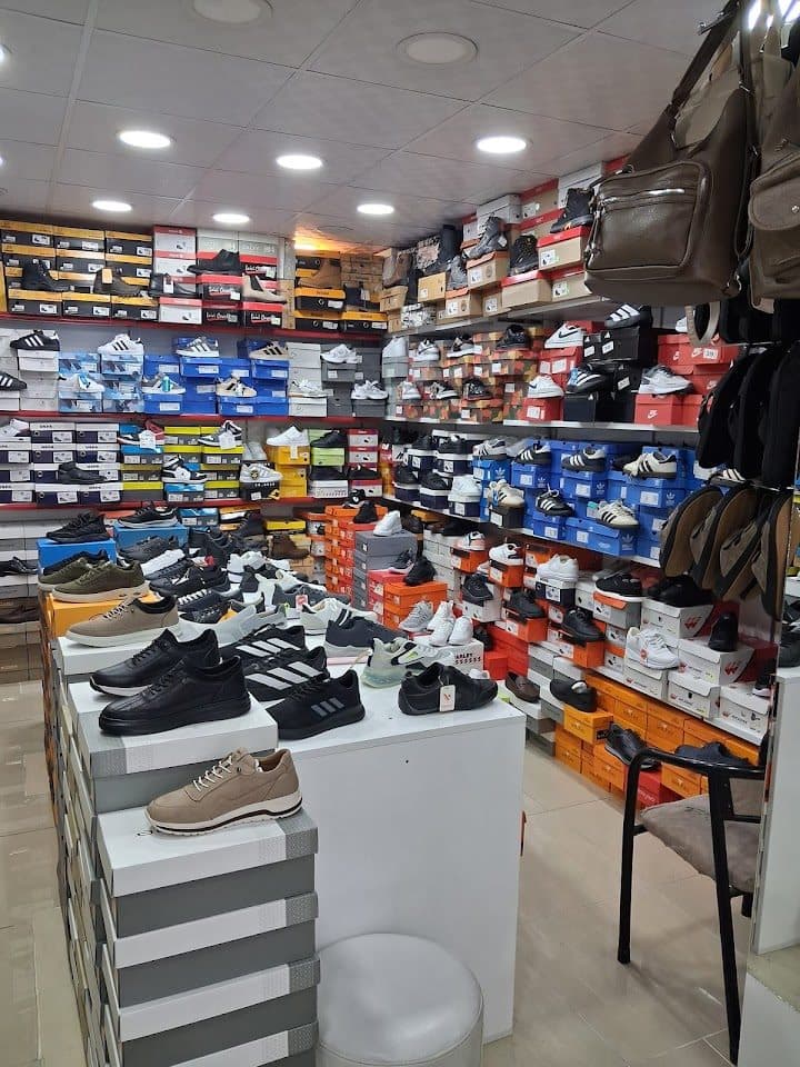Mağaza içi ayakkabı reyonu