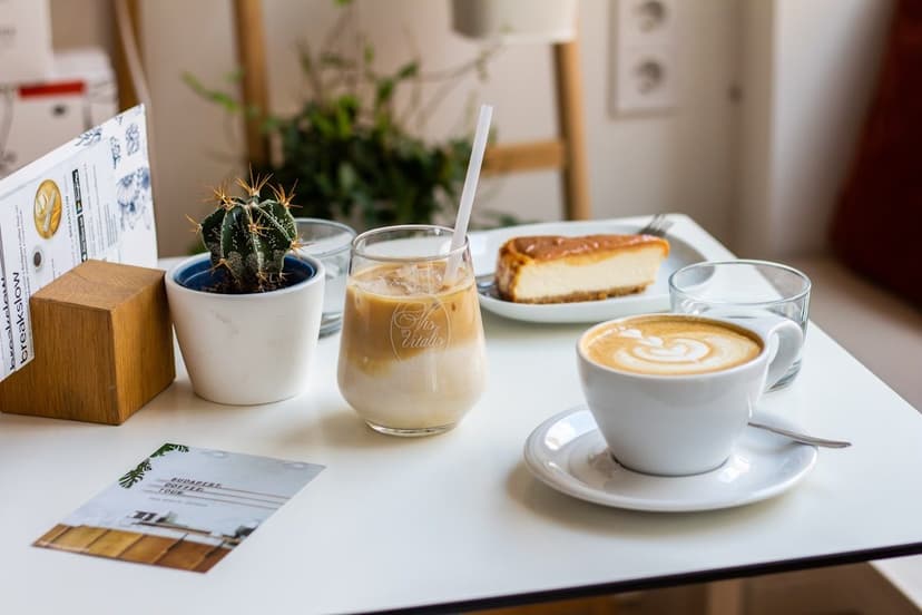 Kahve ve cheesecake ile keyifli bir masa (temsili görsel)