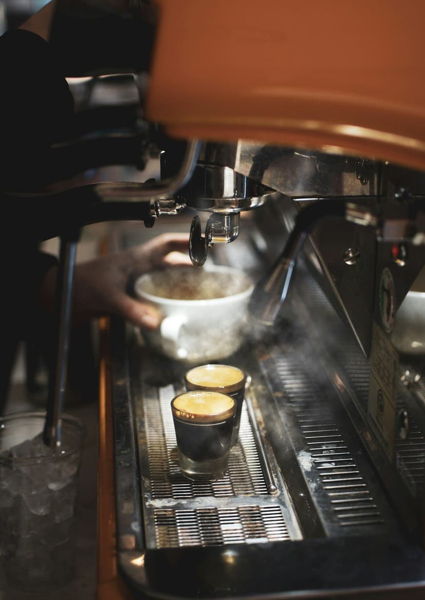 Espresso makinesinde kahve hazırlığı (temsili görsel)