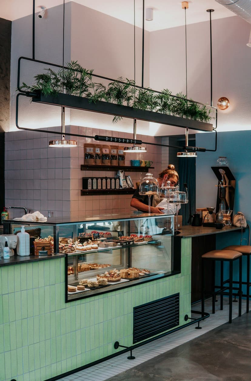 Pastane vitrini ve kafe tezgahı (temsili görsel)