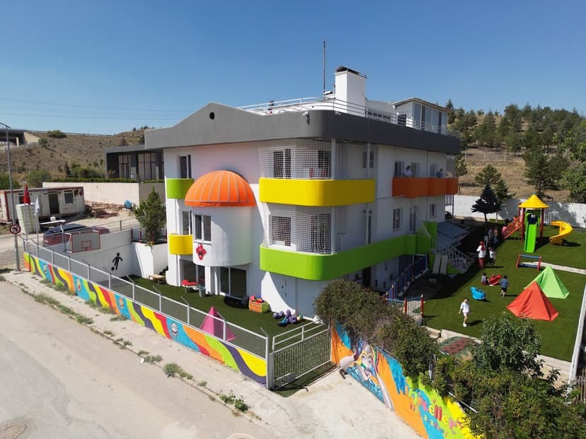 Mutluluk Adası Anaokulu binası ve oyun bahçesi (havadan)