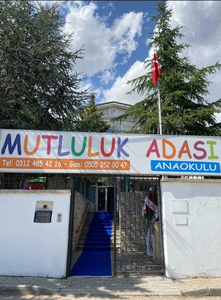 Mutluluk Adası Anaokulu giriş ve tabela