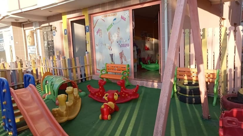 Kapalı oyun alanı ve etkinlik bahçesi