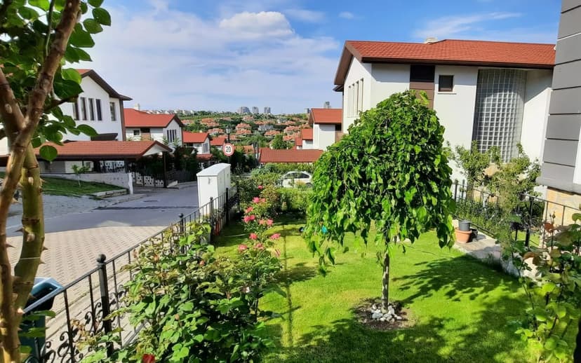 Peyzaj uygulaması yapılmış bahçe ve süs ağacı — Myflowergrass Peyzaj
