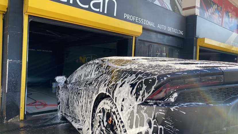Köpük yıkama sırasında araç — N'clean Detailing