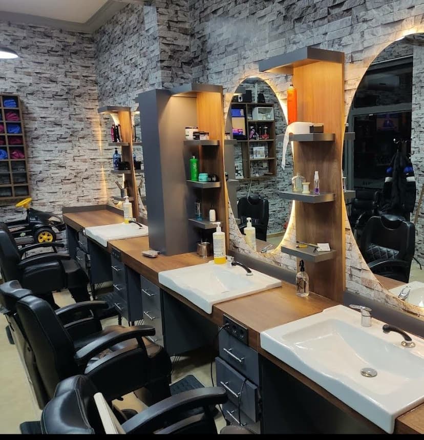 Aynalar ve koltuklarla salon iç görünümü