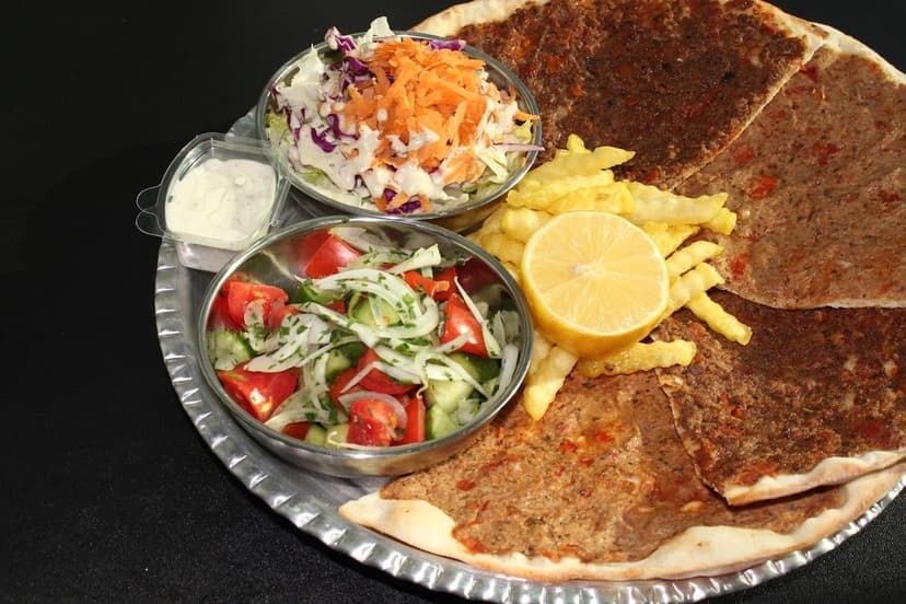 Lahmacun ve meze tabağı (temsili görsel)