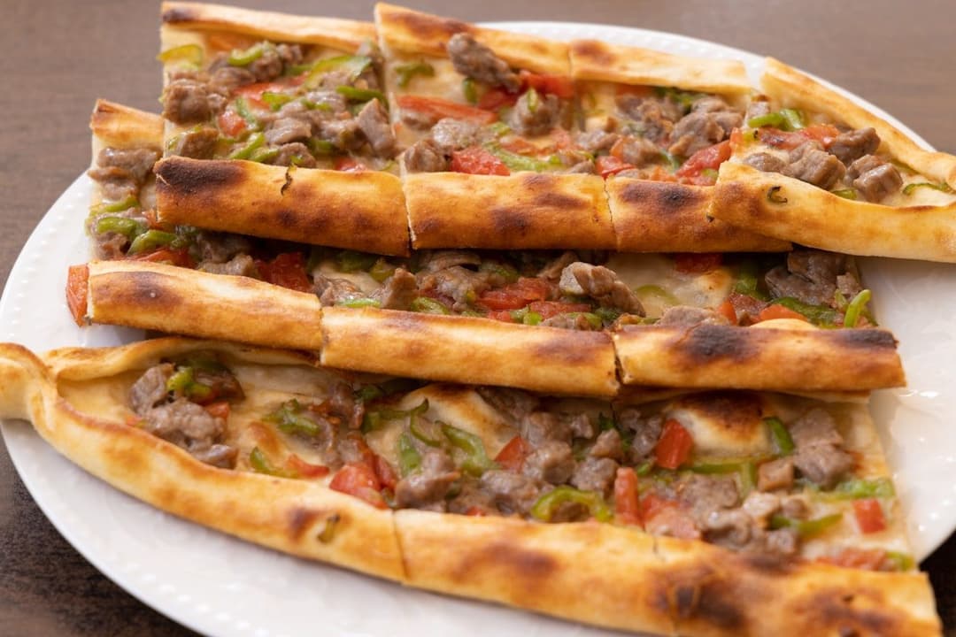 Fırında pişen kıymalı pide (temsili görsel)